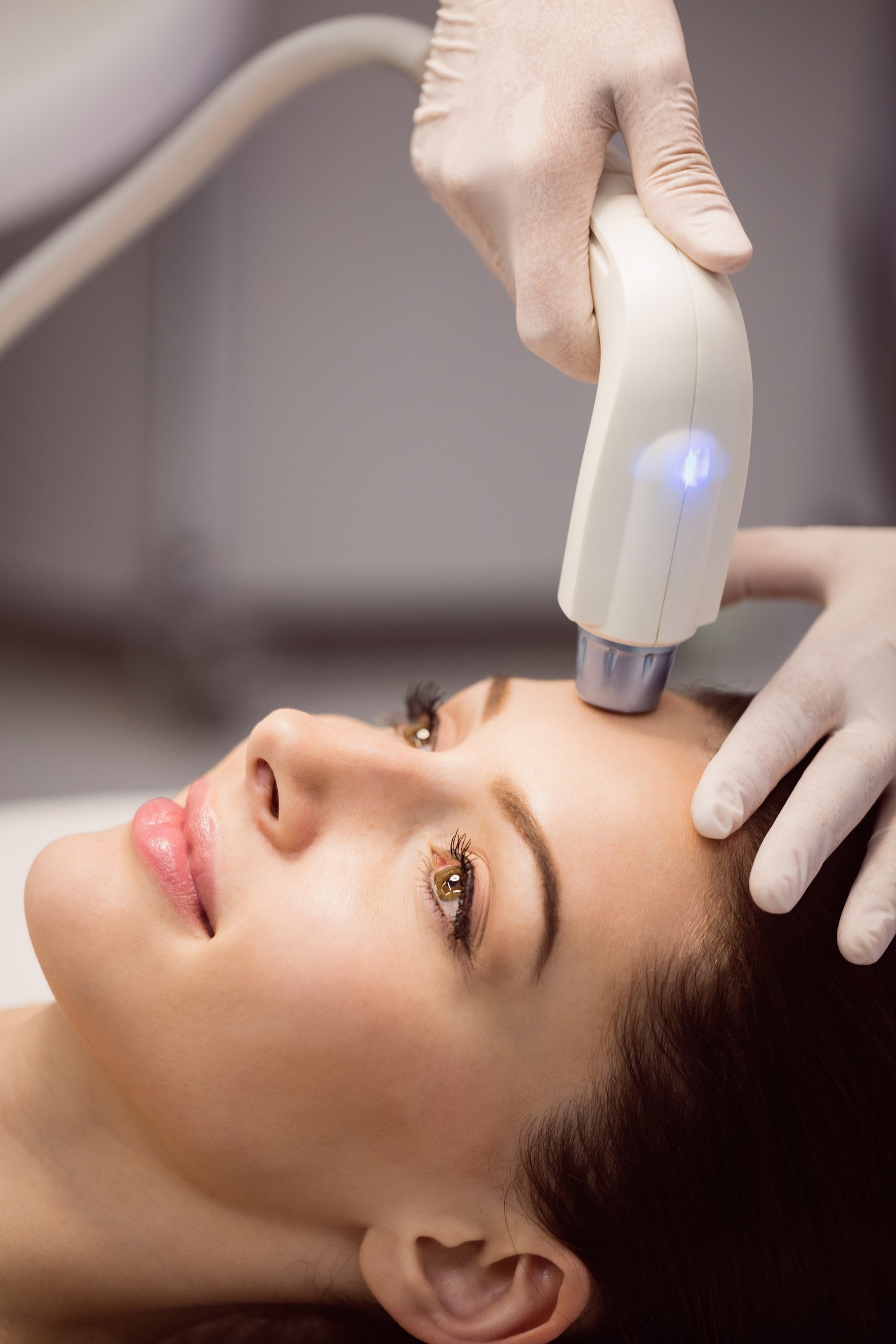 Sessão de Laser Etherea aplicada no rosto de uma paciente na OligoVitta em Limeira