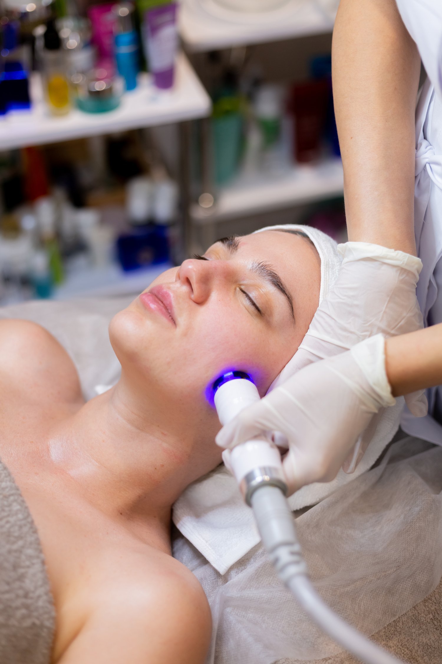 Paciente recebendo sessão de Laser Etherea no rosto e pescoço na OligoVitta em Limeira